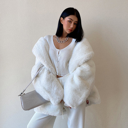 Manteau en fourrure blanche femme ample et élégant